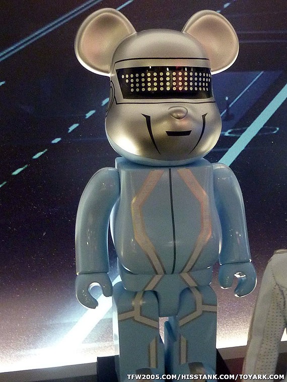 daft-punk-tron-medicom-toy-5 daft-punk-tron-medicom-toy-5