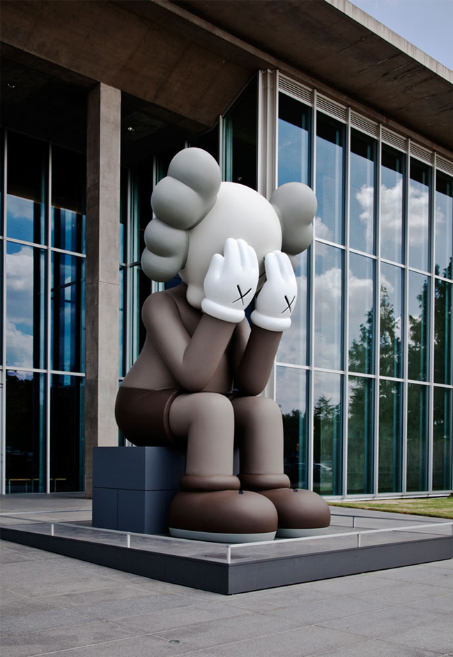 kaws-companion-passing-through-1